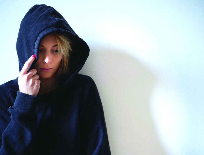 Young girl hiding her face under hooded sweatshirt Co zrobić, gdy dzieci odchodzą od Boga?